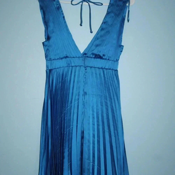 NWOT Sincerely Jules Pleated Blue Silky Satin Backless Deep V Neck Mini Dress S - Picture 10 of 13